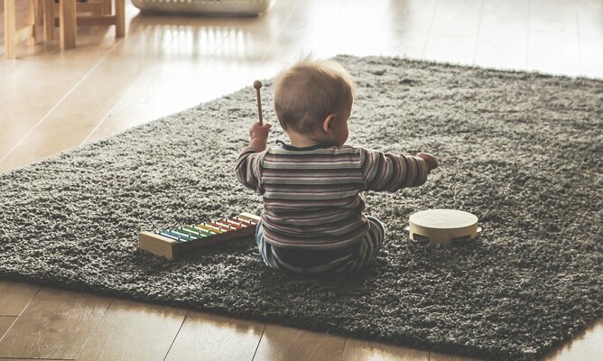 Baby beim Spielen mit Kinderspielzeug