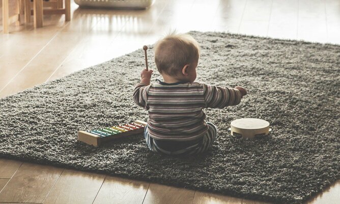 Baby beim Spielen mit Kinderspielzeug