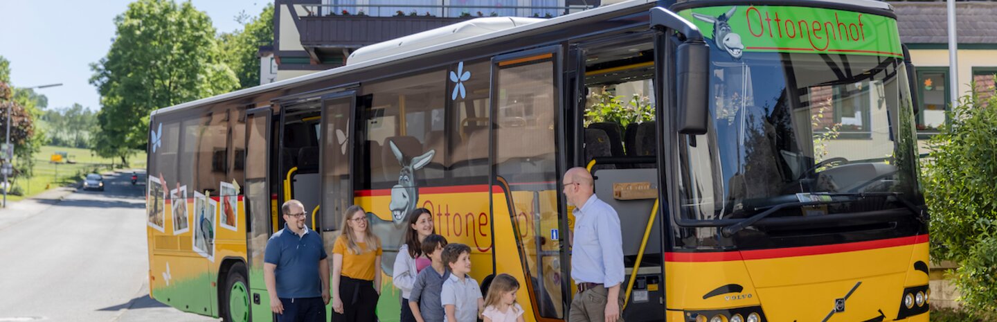 Familie wartet vor dem Ottonenhofbus