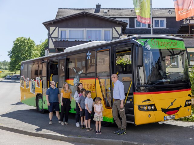 Der Ottonenhof-Bus vor dem Hotel