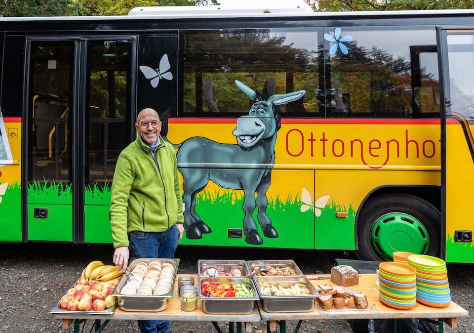 Gastgeber C. Rummel grillt vor dem Ottonenhofbus wartet vor dem Hotel auf Gäste