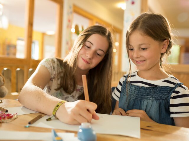 Kinder beim Zeichnen im Happy Club