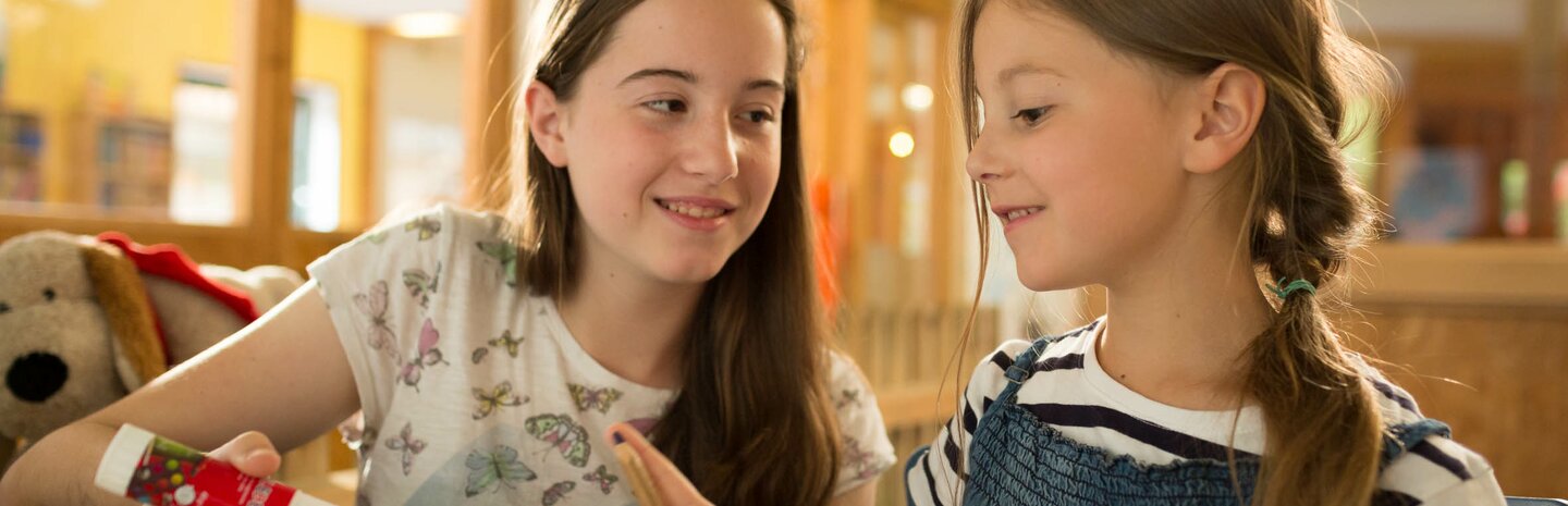 Mädchen basteln in der Kinderbetreuung