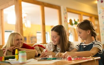 Mädchen basteln in der Kinderbetreuung