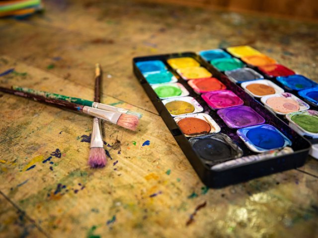 Wassermalfarben mit Pinseln