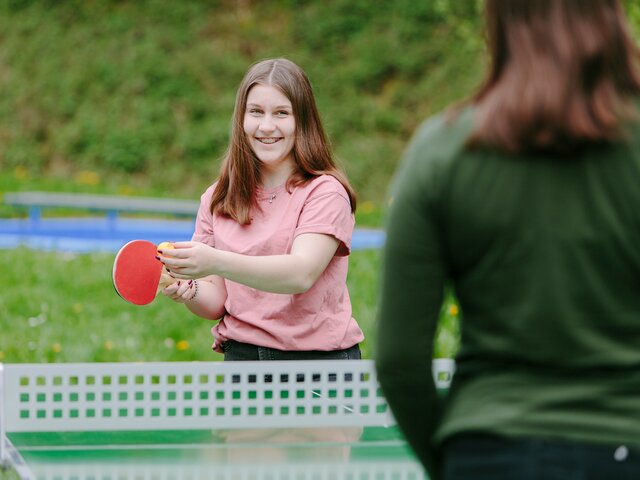 Teenager Mädchen beim Tischtennis spielen im Freien