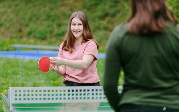 Teenager beim Tischtennis spielen