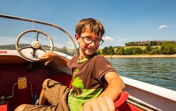 Bub beim Bootfahren am Diemelsee