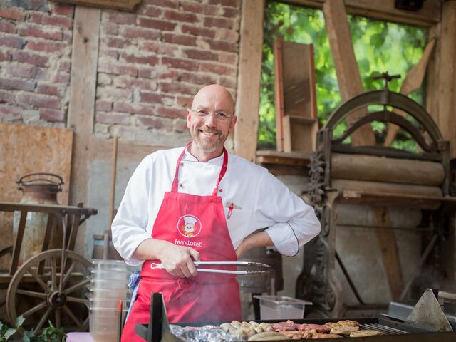 Gastgeber Christian beim Grillen in der Scheune