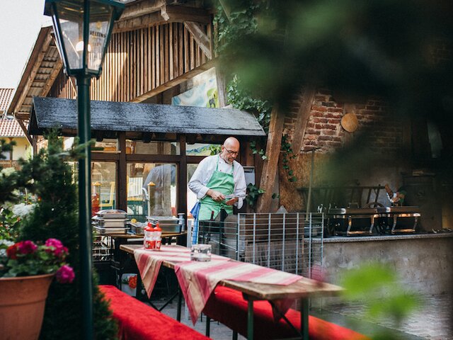 Gastgeber Christian Rummel beim Grillen