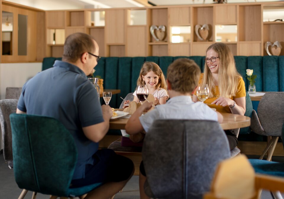 Familie beim Essen im Restaurant