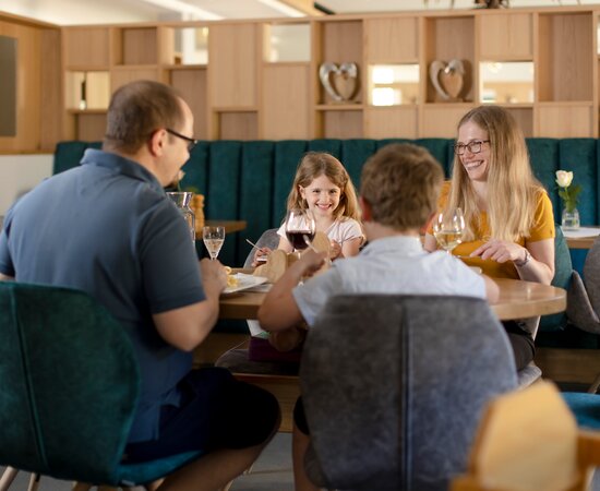 Familie beim Essen im Restaurant