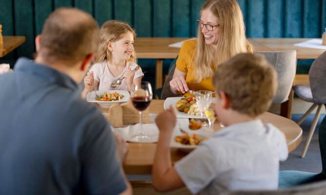 Gäste beim Abendessen im Restaurant