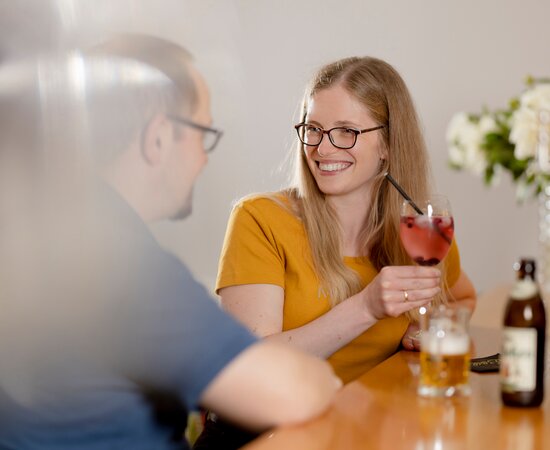 Pärchen an der Bar