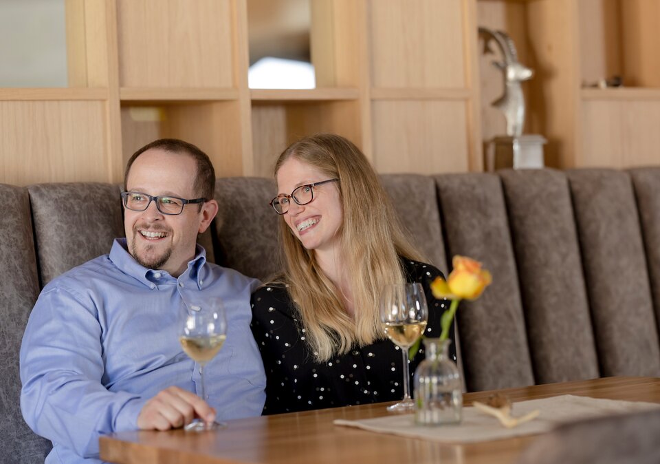 Pärchen mit Wein im Restaurant