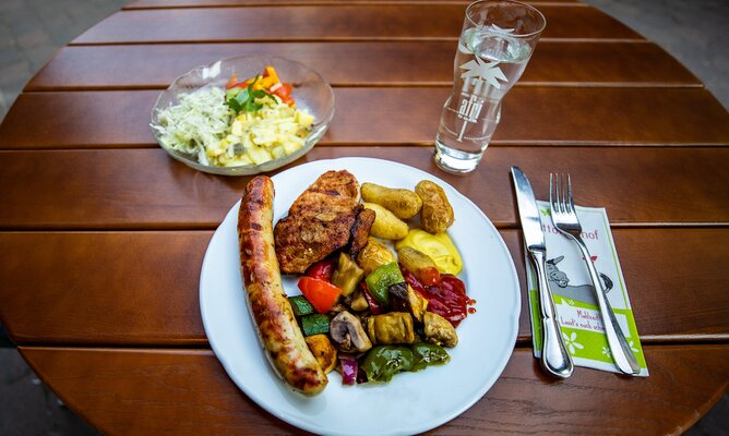 Grillwürstchen beim Scheunenfest