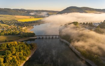 Herbstliche Drohnenaufnahme von der Umgebung