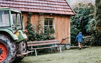 Traktor am Hotelgelände