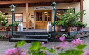 Aussenansicht vom Hotel mit Logo