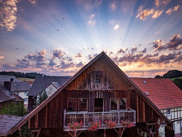 Sonnenuntergang über dem Scheunendach