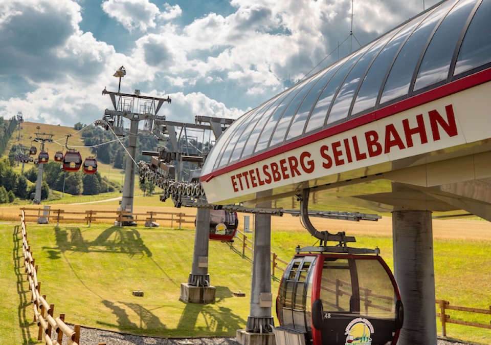 Blick auf den Berg am Fuße der Ettelsberg Seilbahn