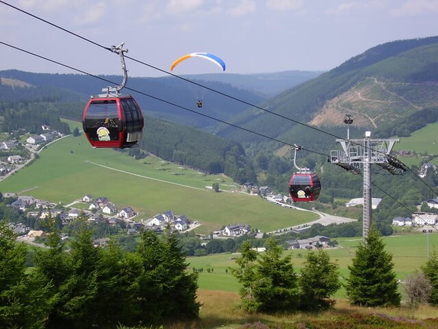 Gleitschirmflieger und Ettelsberg-Kabinenseilbahn