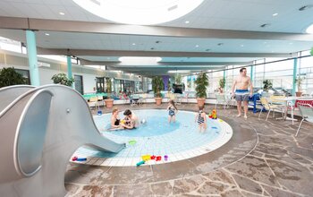 Kinder spielen im Babybecken im Spaßbad Arobella