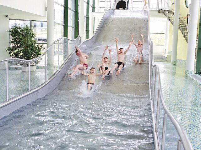 Kinder auf der Wasserrutsche im Lagunenbad