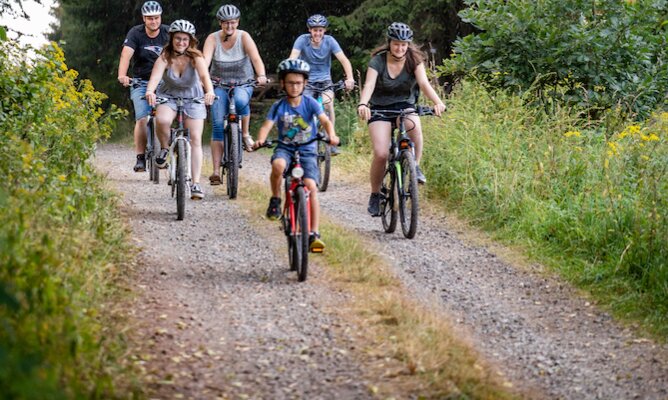 Familie beim Radfahren