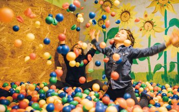 Kinder spielen im Bällebad