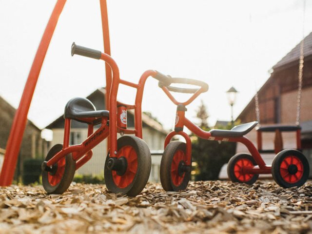 Zwei Kinderfahrzeuge aus dem hoteleigenen Fuhrpark