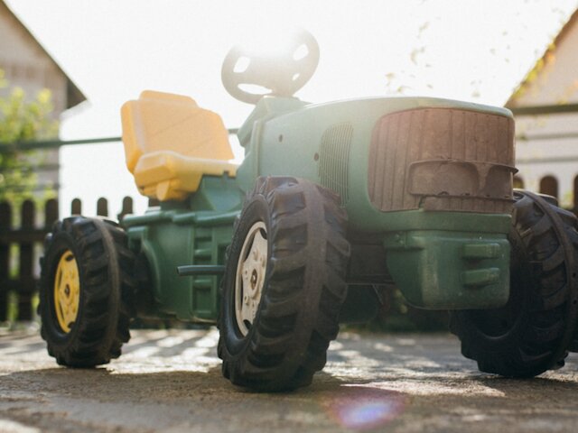 Spielzeug-Traktor aus dem hoteleigenen Fuhrpark