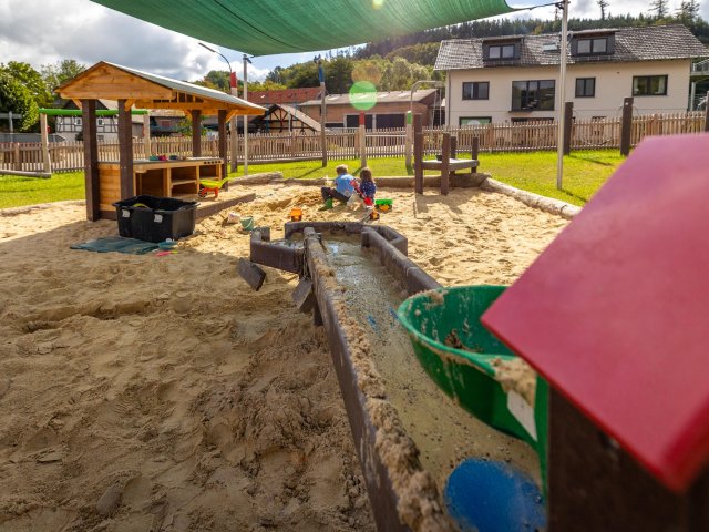 Spielplatz im Dorf mit Sandkiste