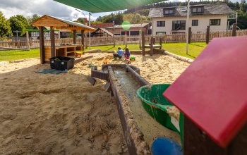 Großer Sandkasten im Dorf