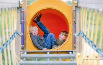 Zwei Buben spielen am Hotelspielplatz