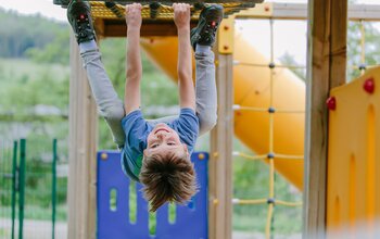 Bub klettert am Spielplatz