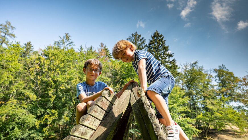 Kinder beim Klettern