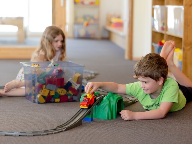 Kinder beim Spielen im Kinderspielbereich