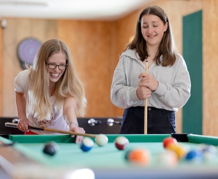 Mädchen beim Billiardspielen