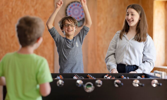 Kinder beim spielen am Kicker am Spieleboden