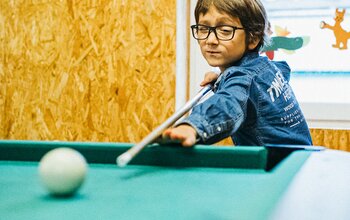 Billard spielen am Spielboden