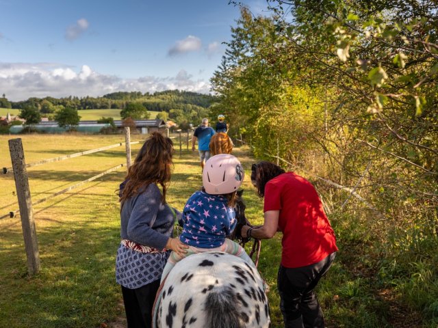 Kinder beim geführten Ponyausritt