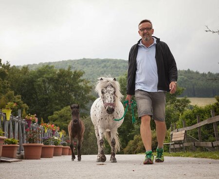 Gastgeber Ludger führt die Ponys