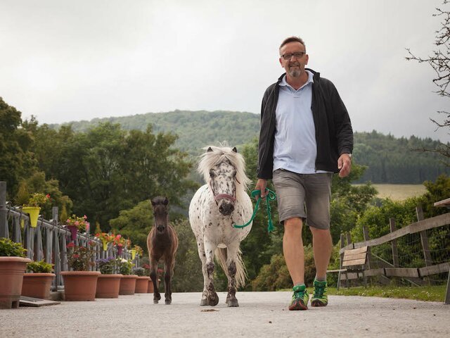 Gastgeber führt ein kleines Pony