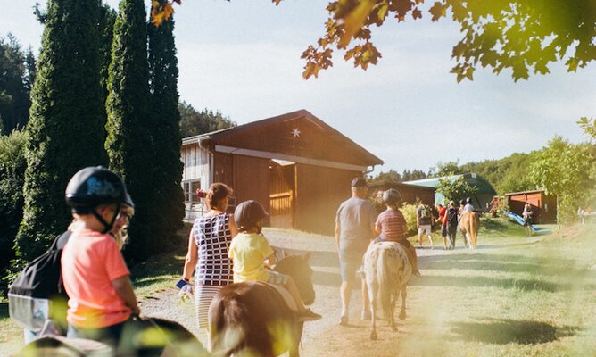 Kinder beim Wanderritt mit den Ponys