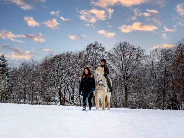 Mädchen beim Ausritt im Winter