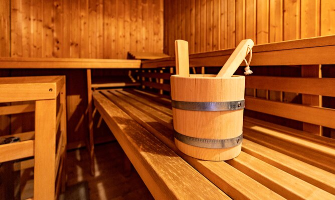 Kübel und Kelle in der Sauna
