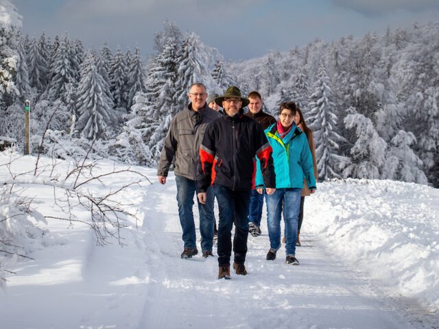 Menschen beim Winterwandern im verschneiten Sauerland