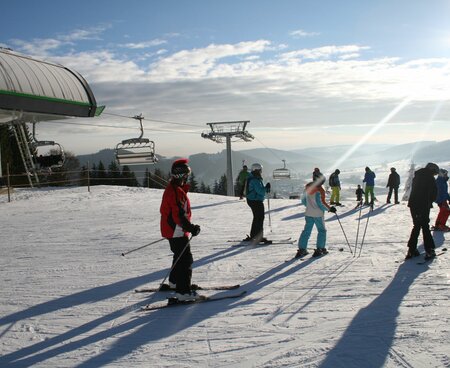 Skifahrer bei der Bergstation der Kabinenbahn in Willingen