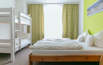 Schlafzimmer mit zusätzlichem Stockbett